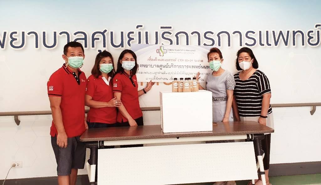 วันที่ 2 มิถุนายน 2564 คุณอลงกรณ์ ลีวรัชกุล บริจาคน้ำชานมไข่มุก จำนวน 80 ขวด ให้กับบุคลากรทางการแพทย์ และเจ้าหน้าที่โรงพยาบาลศูนย์บริการการแพทย์นนทบุรี