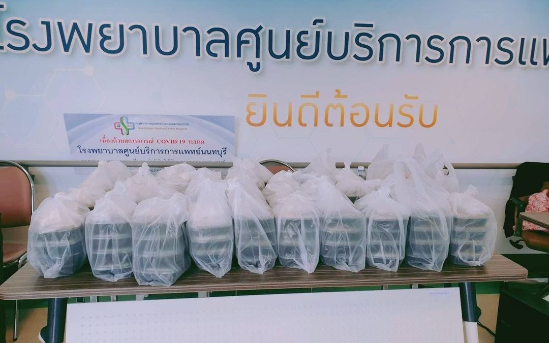 วันที่ 26 สิงหาคม 2564 ‘สำนักงานสาธารณสุขจังหวัดนนทบุรี’ บริจาคข้าวกล่อง จำนวน 130 กล่อง ให้กับบุคลากรทางการแพทย์ และเจ้าหน้าที่โรงพยาบาลศูนย์บริการการแพทย์นนทบุรี