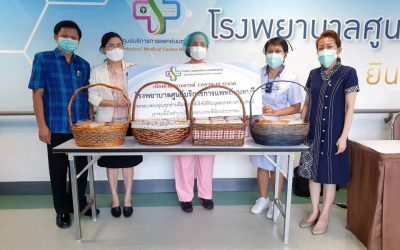 วันที่ 3 กันยายน 2564 คุณกมลรัตน์ เทอร์เนอร์ ผู้อำนวยการวิทยาลัยพยาบาลบรมราชชนนีจังหวัดนนทบุรี นำขนมไทย จำนวน 90 กล่อง มามอบให้กับบุคลากรทางการแพทย์ และเจ้าหน้าที่โรงพยาบาลศูนย์บริการการแพทย์นนทบุรี