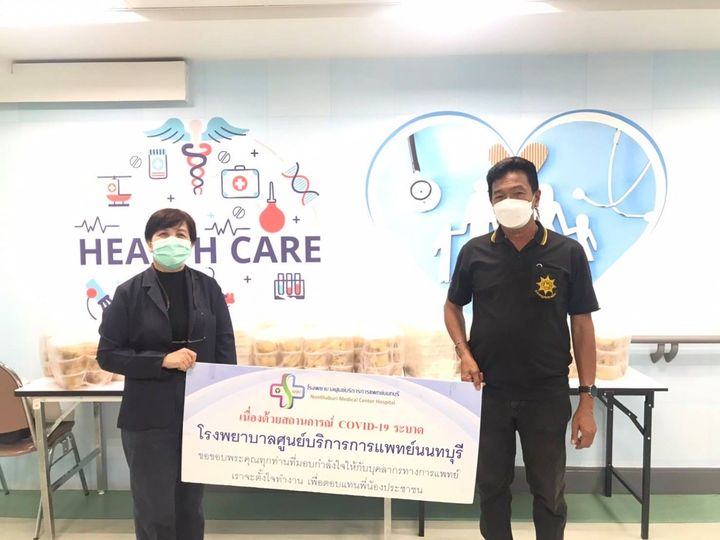 วันที่ 12 ตุลาคม 2564  พระอาจารย์อ๊ออดวัดหูช้าง และกำนันสุเทพ บริจาคข้าวกล่อง จำนวน 120 กล่อง ให้กับบุคลากรทางการแพทย์ และเจ้าหน้าที่โรงพยาบาลศูนย์บริการการแพทย์นนทบุรี